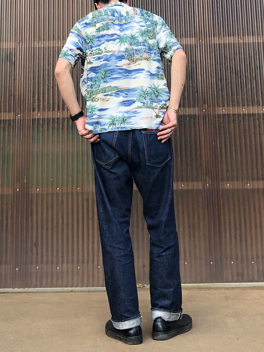 ブルー系のデニムパンツ、ブラック系のシューズ、その他のシャツ/ブラウスを着用したメンズの秋コーディネートの2枚目の写真