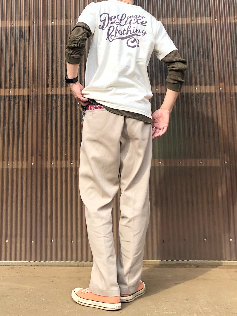 ホワイト系のTシャツ/カットソー、グリーン系のTシャツ/カットソー、ベージュ系のチノパンツを着用したメンズの春コーディネートの2枚目の写真