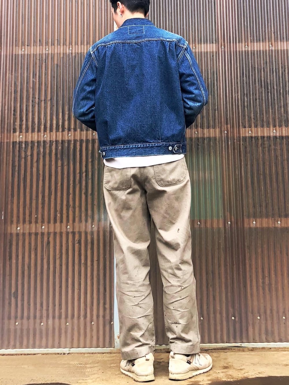 ブルー系のデニムジャケット、ベージュ系のスウェット、グリーン系のその他パンツを着用したメンズの秋コーディネートの2枚目の写真