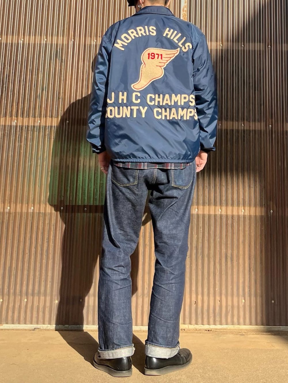 ブルー系のナイロンジャケット、その他のシャツ/ブラウス、ブルー系のデニムパンツを着用したメンズの冬コーディネートの2枚目の写真