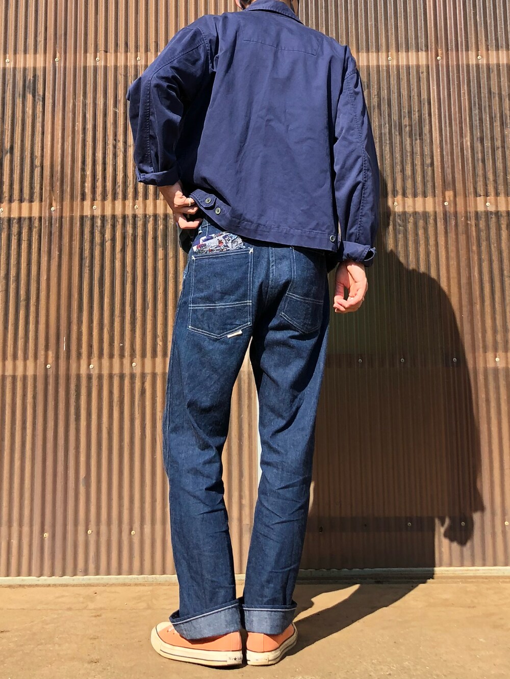 ブルー系のブルゾン、ブルー系のデニムパンツ、ピンク系のスニーカーを着用したメンズの春コーディネートの2枚目の写真