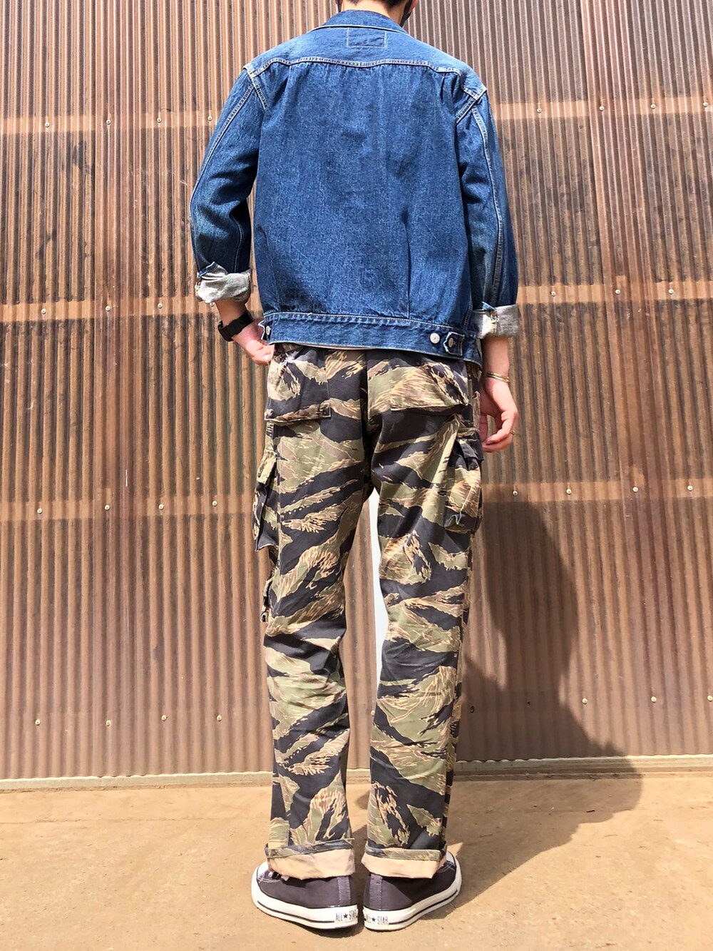 「迷彩、ミリタリー、アメカジ、デニム、デニムジャケット、スニーカー、コンバース、大人カジュアル、大人コーデ、カジュアル、カジュアルコーデ、今日のコーデ、春コーデ、オトナカジュアル、ラフ」｜「Buzz Rickson'sのアイテム（カーゴパンツ、その他）」を使った、iamimaichさん（メンズ・177cm）の夏コーディネートの2枚目の写真