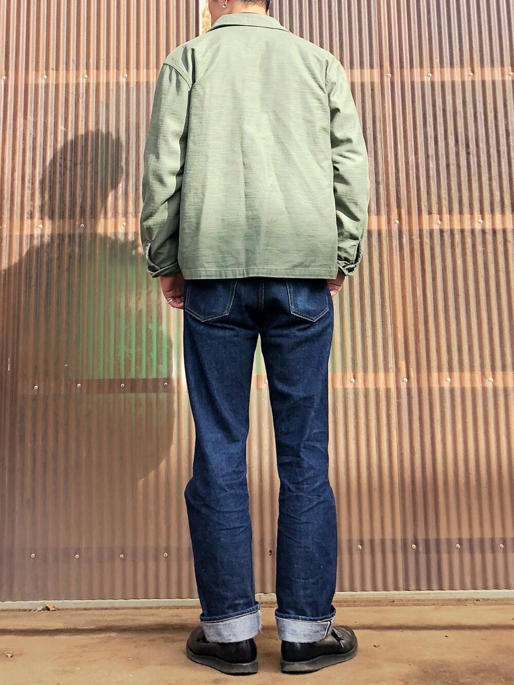 ブルー系のデニムパンツ、ブラック系のブーツ、ブルー系のデニムジャケットを着用したメンズの冬コーディネートの2枚目の写真