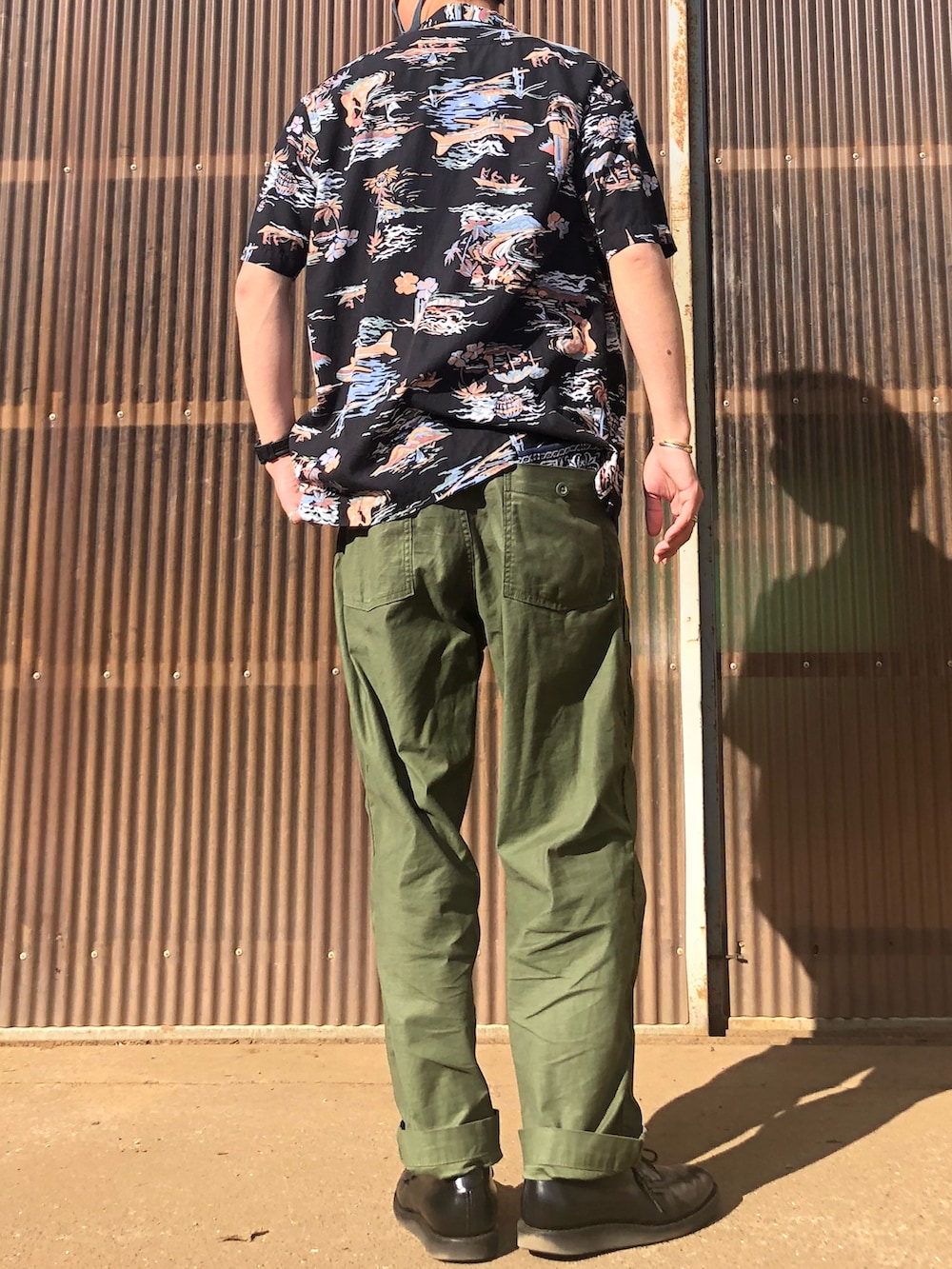 「大人カジュアル、カジュアル、カジュアルコーデ、柄シャツ、アロハシャツ、アメカジ、ミリタリー、UNIQLO、ブーツ、夏、夏コーデ、春コーデ、ラフ、大人コーデ、革靴」|「RED WINGの【REDWING/レッドウイング】POSTMAN OXFORD(ブーツ、ブラック系)」を使った、iamimaichさん(メンズ・177cm)の春コーディネートの2枚目の写真