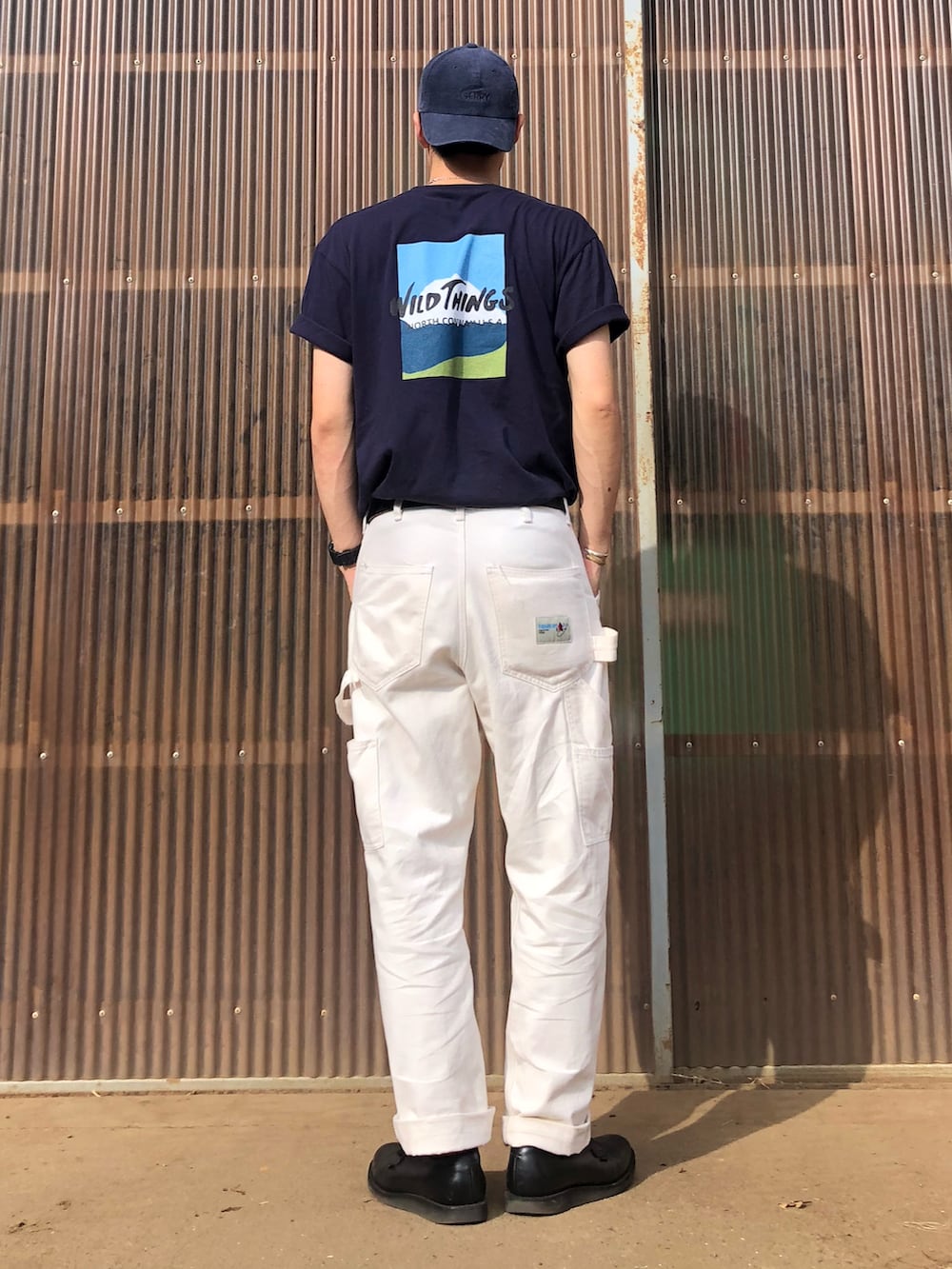 ブルー系のTシャツ/カットソー、ベージュ系のその他パンツ、ブラック系のブーツを着用したメンズの夏コーディネートの2枚目の写真