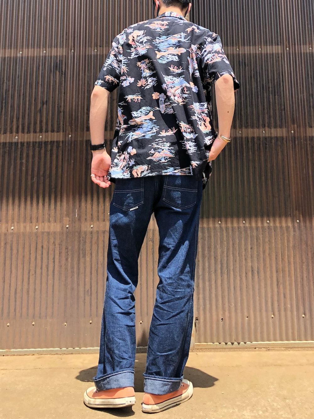 ブラック系のシャツ/ブラウス、ブルー系のTシャツ/カットソー、ブルー系のデニムパンツを着用したメンズの夏コーディネートの2枚目の写真