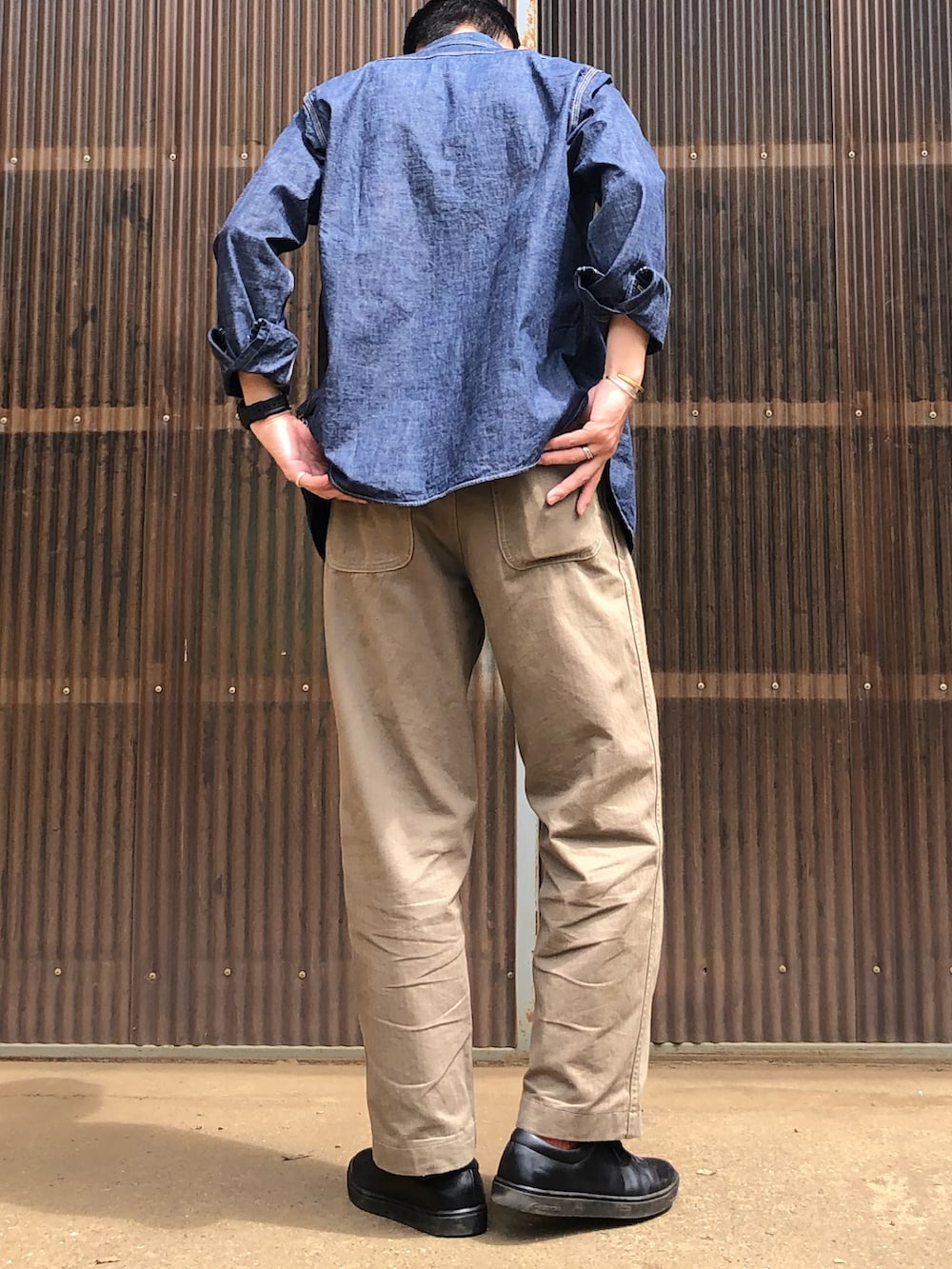 ブルー系のシャツ/ブラウス、ホワイト系のTシャツ/カットソー、グリーン系のその他パンツを着用したメンズの秋コーディネートの2枚目の写真