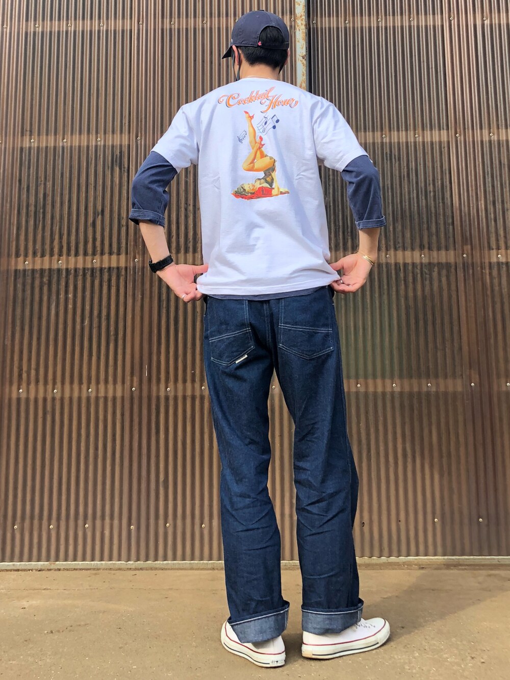ホワイト系のTシャツ/カットソー、ブルー系のTシャツ/カットソー、ブルー系のデニムパンツを着用したメンズの春コーディネートの2枚目の写真