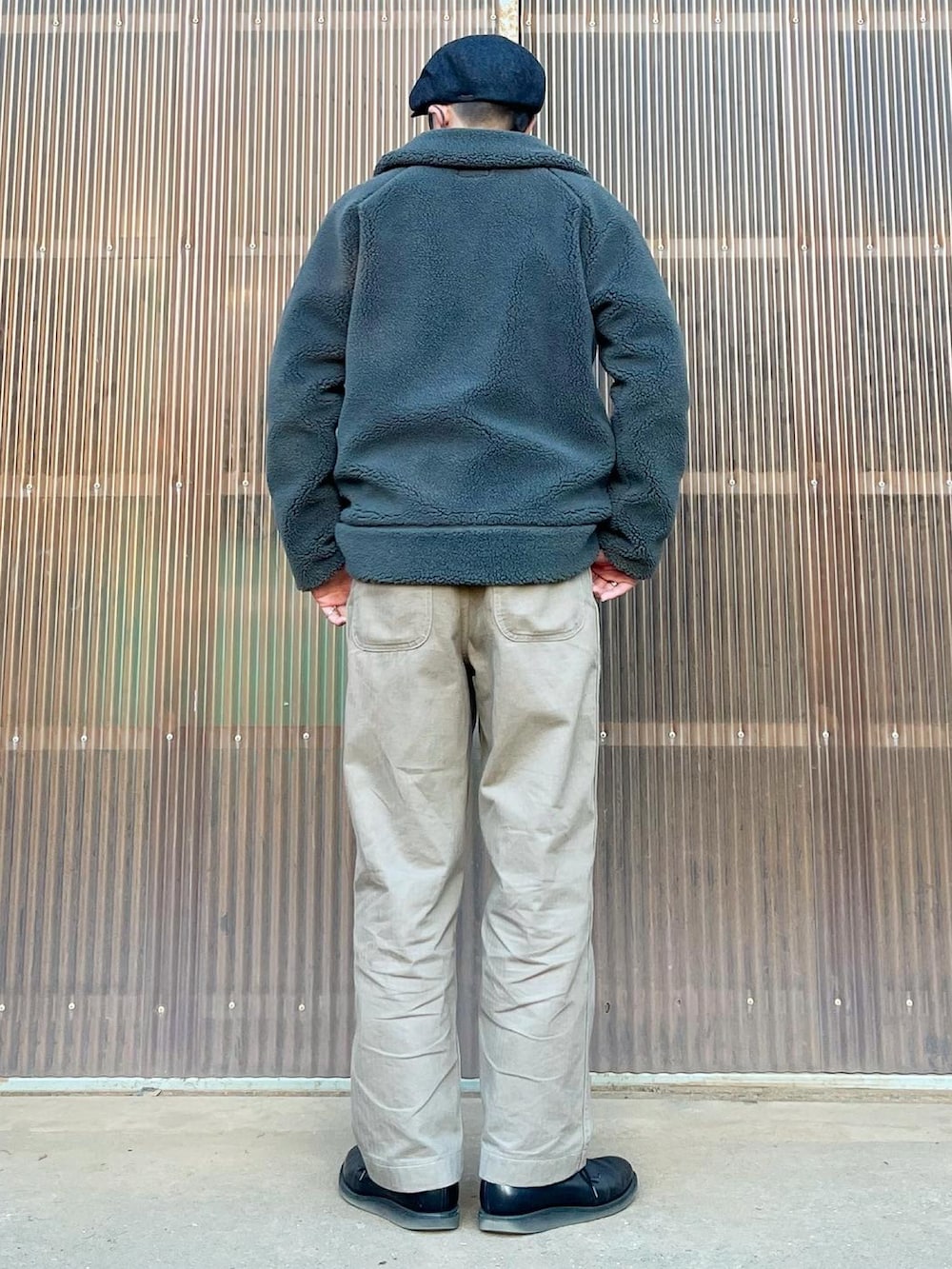 グリーン系のその他アウター、グリーン系のその他パンツ、ブラック系のブーツを着用したメンズの冬コーディネートの2枚目の写真