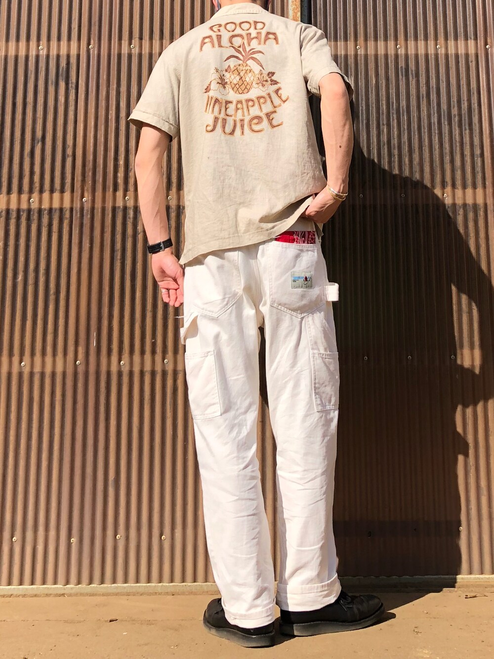 ベージュ系のその他パンツ、ブラック系のブーツ、ベージュ系のシャツ/ブラウスを着用したメンズの夏コーディネートの2枚目の写真