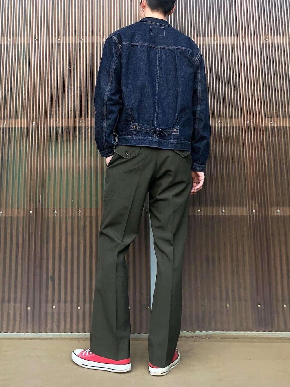 ブルー系のスウェット、ブルー系のデニムジャケット、グリーン系のスラックスを着用したメンズの秋コーディネートの2枚目の写真