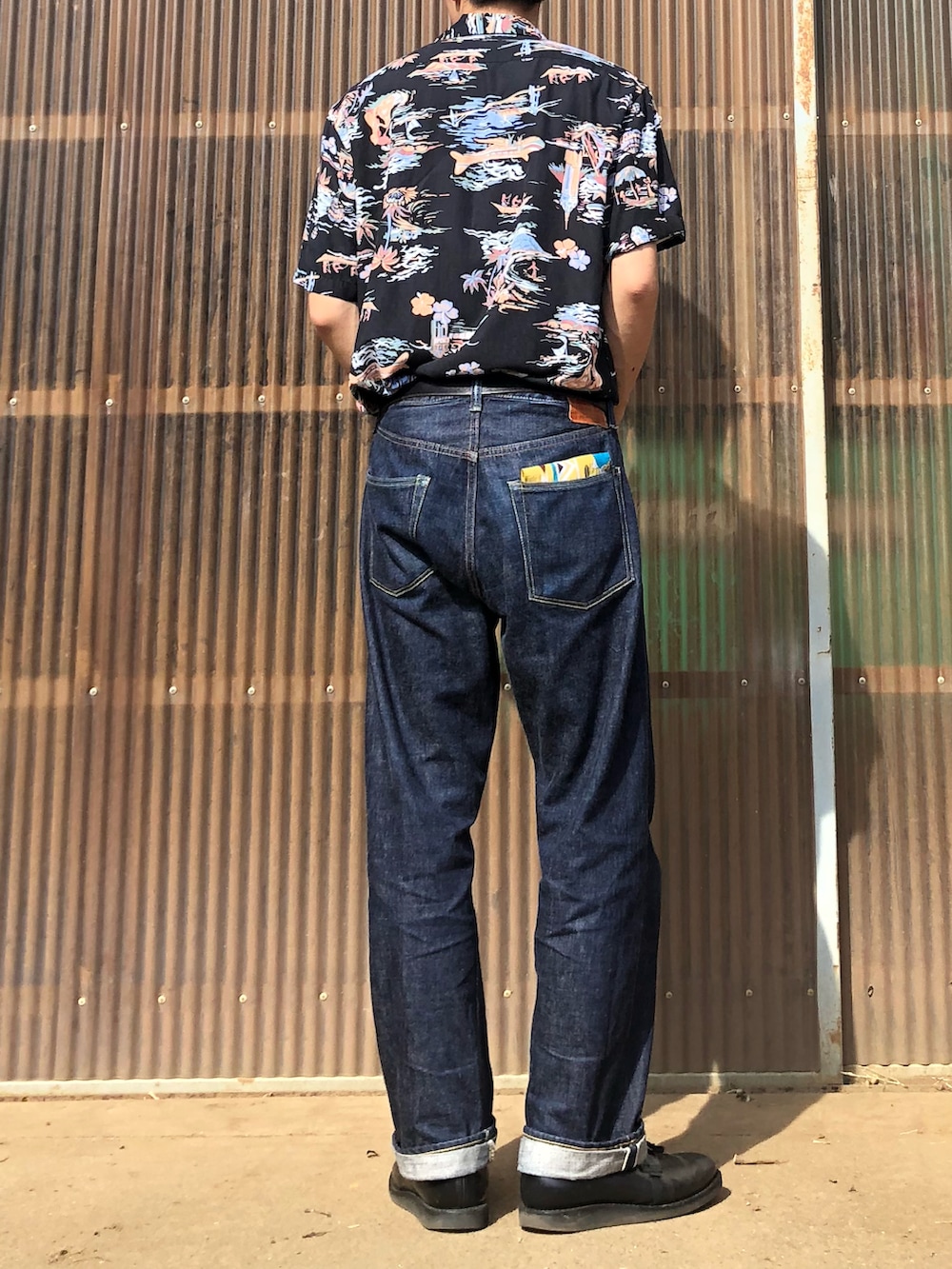 ブルー系のデニムパンツ、ブラック系のシャツ/ブラウス、ブラック系のブーツを着用したメンズの夏コーディネートの2枚目の写真