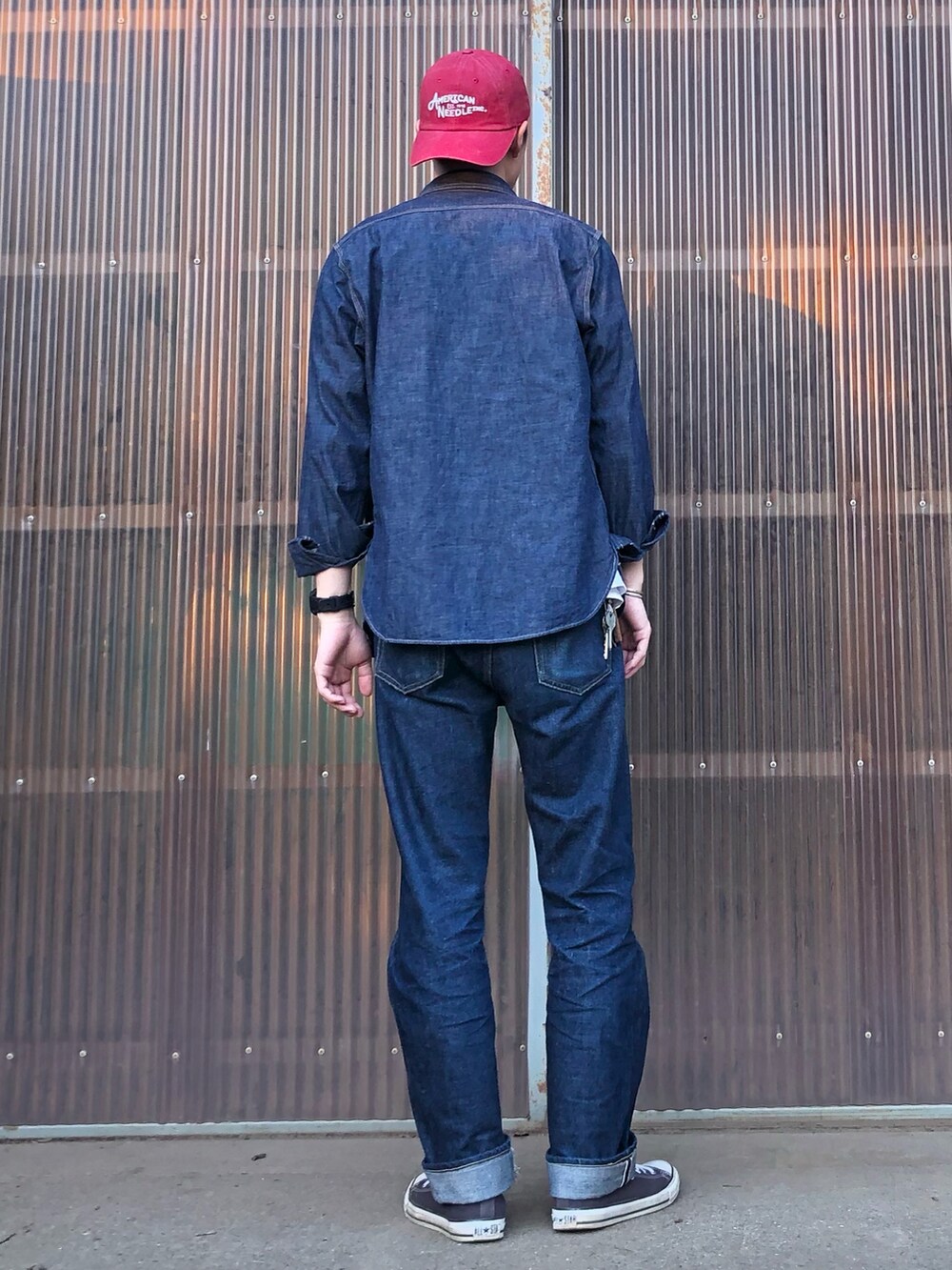 ブルー系のデニムパンツ、ブルー系のシャツ/ブラウス、ブラック系のスニーカーを着用したメンズの秋コーディネートの2枚目の写真