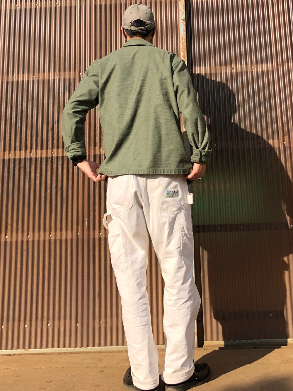 グリーン系のシャツ/ブラウス、ブルー系のTシャツ/カットソー、ベージュ系のその他パンツを着用したメンズの春コーディネートの2枚目の写真