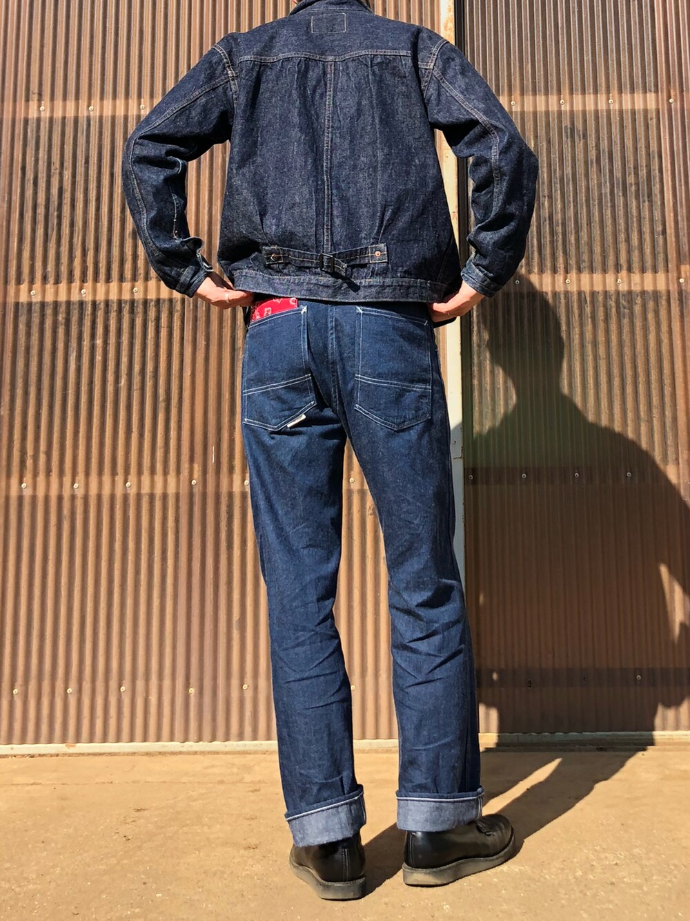ブラック系のブーツ、ブルー系のデニムパンツ、ブルー系のブルゾンを着用したメンズの春コーディネートの2枚目の写真