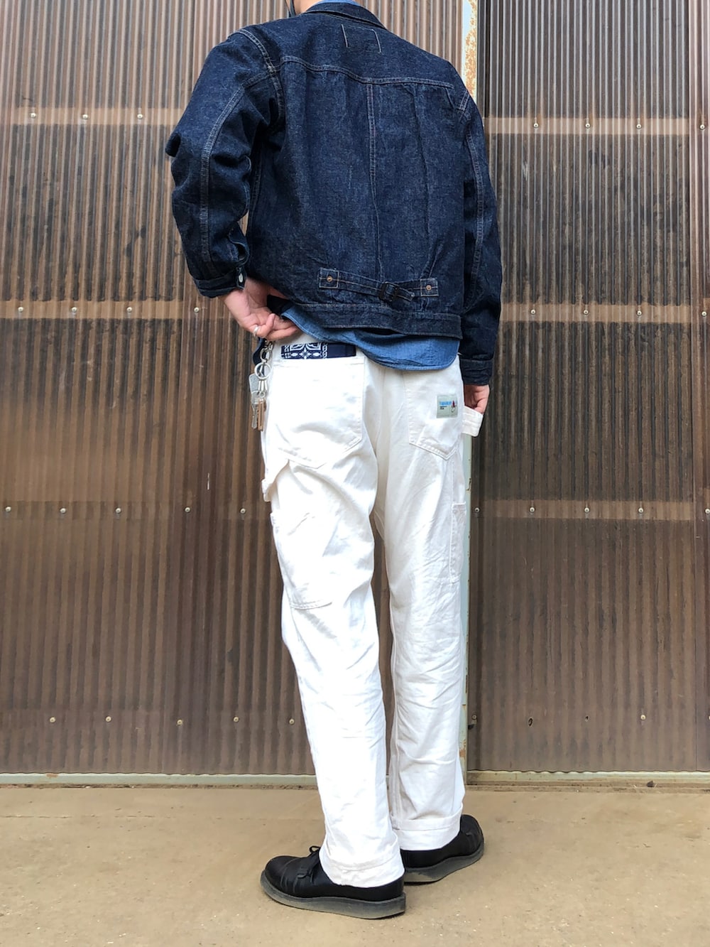 ブラック系のブーツ、ベージュ系のその他パンツ、ブルー系のデニムジャケットを着用したメンズの春コーディネートの2枚目の写真