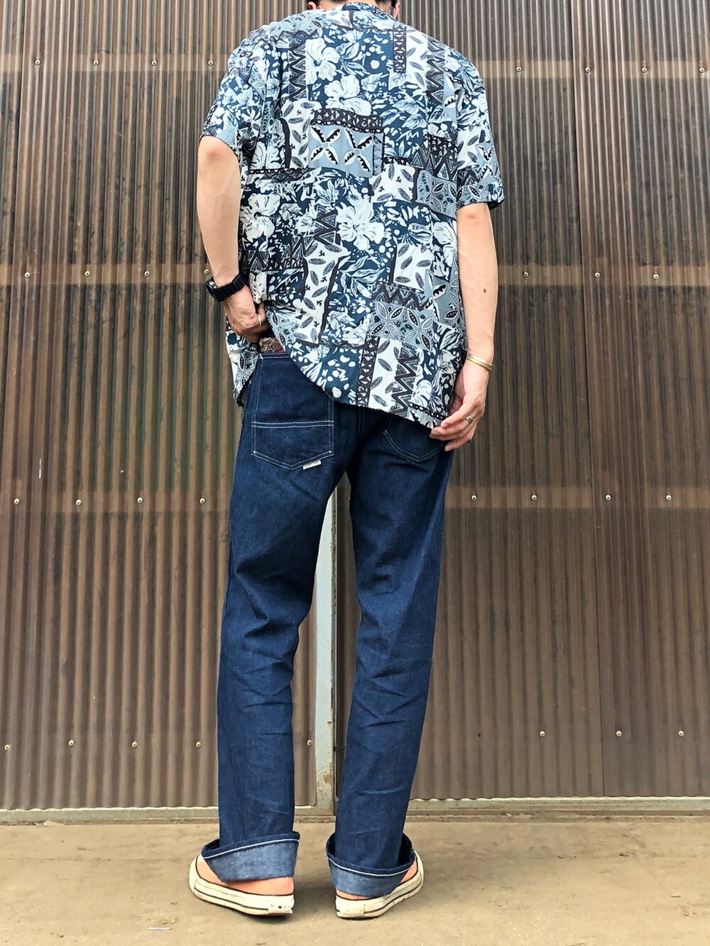 ブルー系のデニムパンツ、ブルー系のTシャツ/カットソー、ブルー系のシャツ/ブラウスを着用したメンズの夏コーディネートの2枚目の写真