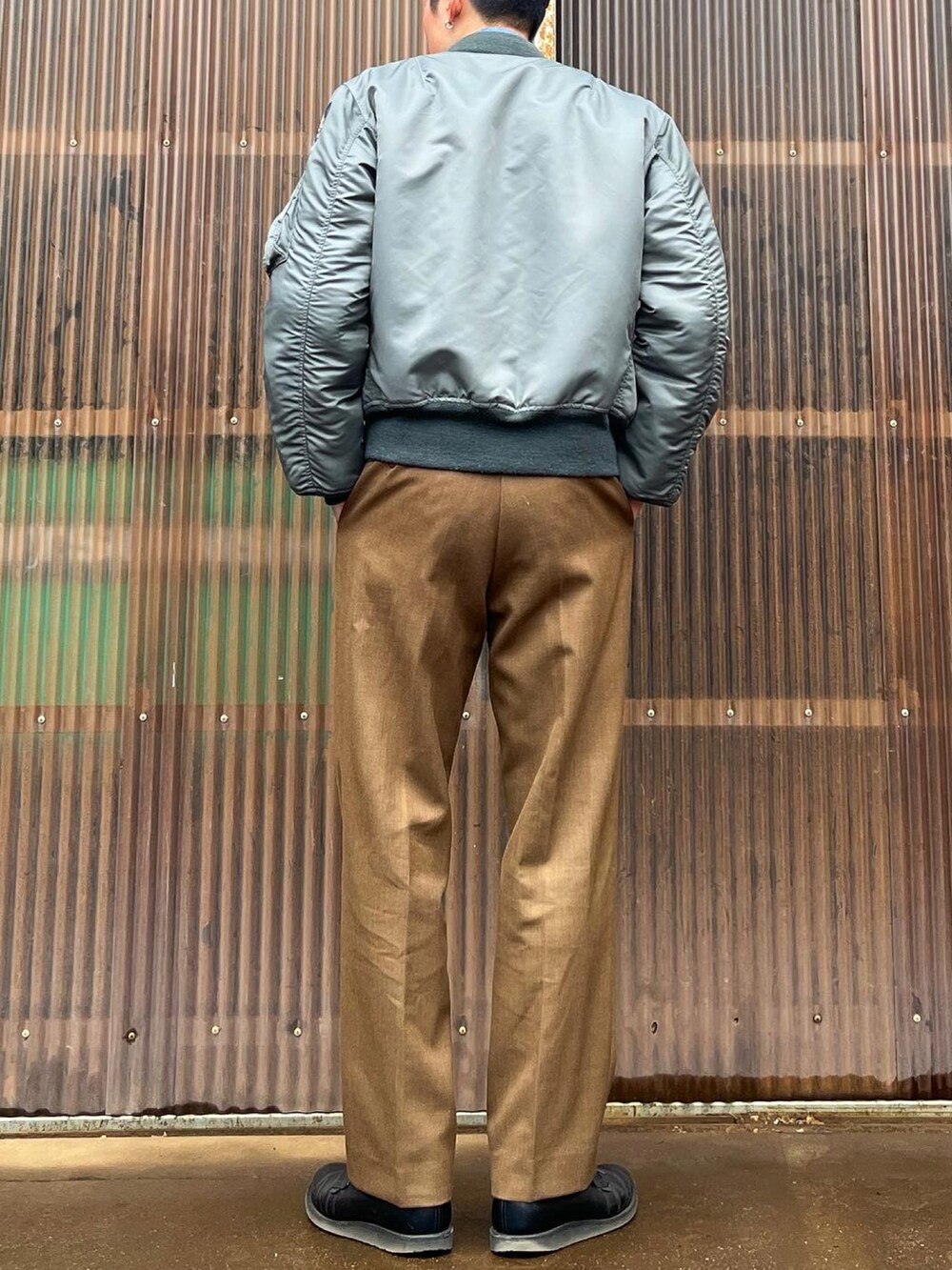 「Buzz Rickson'sのアイテム（MA-1、グリーン系）」を使った、iamimaichさん（メンズ・177cm）の冬コーディネートの2枚目の写真