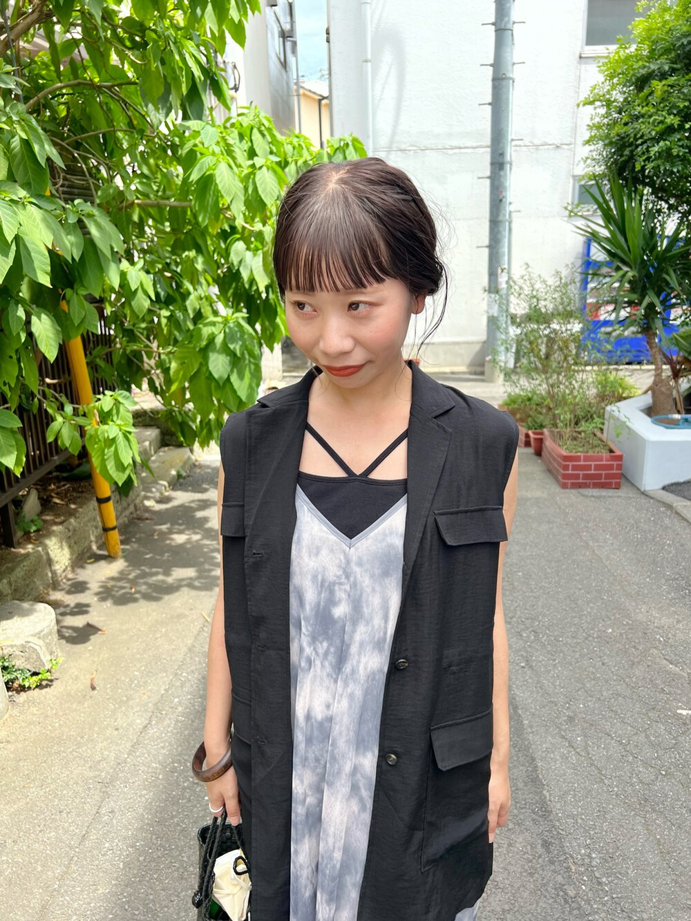「オトナカジュアル、オトナ女子、秋のコーデ、大人カジュアル、ロングワンピース、キャミワンピ、キャミワンピース、ベスト、ベストコーデ、レイヤードスタイル、キャミソール、タイダイ柄」｜「Kastaneの【低身長サイズあり】シアータイダイキャミワンピース（ワンピース、グレー系）」を使った、hikkaa1107さん（レディース・158cm）の夏コーディネートの2枚目の写真