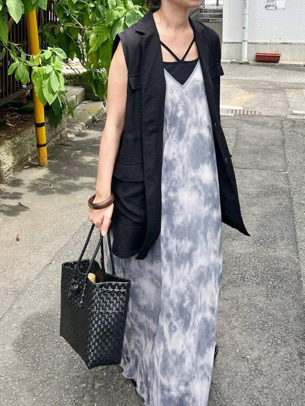 「オトナカジュアル、オトナ女子、秋のコーデ、大人カジュアル、ロングワンピース、キャミワンピ、キャミワンピース、ベスト、ベストコーデ、レイヤードスタイル、キャミソール、タイダイ柄」｜「Kastaneの【低身長サイズあり】シアータイダイキャミワンピース（ワンピース、グレー系）」を使った、hikkaa1107さん（レディース・158cm）の夏コーディネートの3枚目の写真