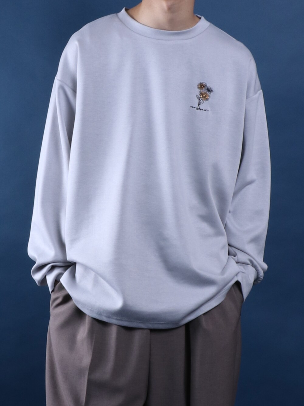 ブラック系のドレスシューズ、グレー系のスラックス、グレー系のTシャツ/カットソーを着用したメンズの春コーディネートの2枚目の写真