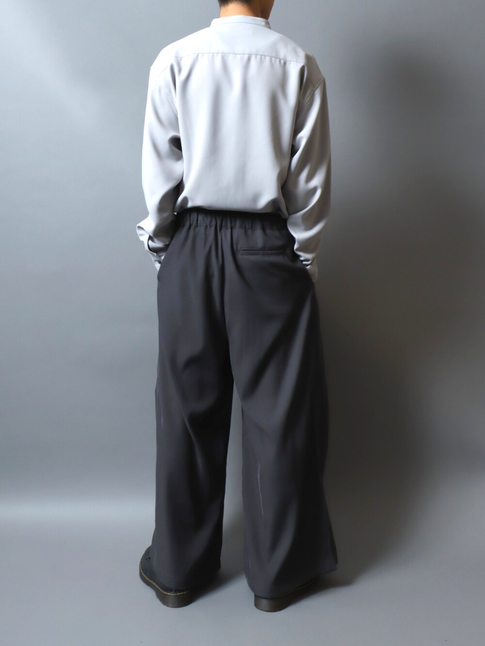 グレー系のシャツ/ブラウス、ブラック系のドレスシューズ、グレー系のスラックスを着用したメンズの秋コーディネートの2枚目の写真