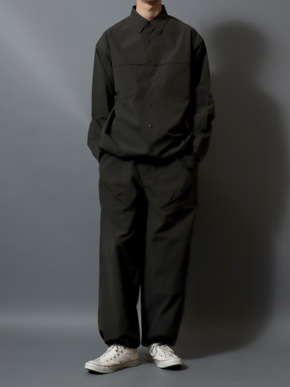 ホワイト系のスニーカー、グリーン系のその他パンツ、グリーン系のシャツ/ブラウスを着用したメンズの冬コーディネートの2枚目の写真