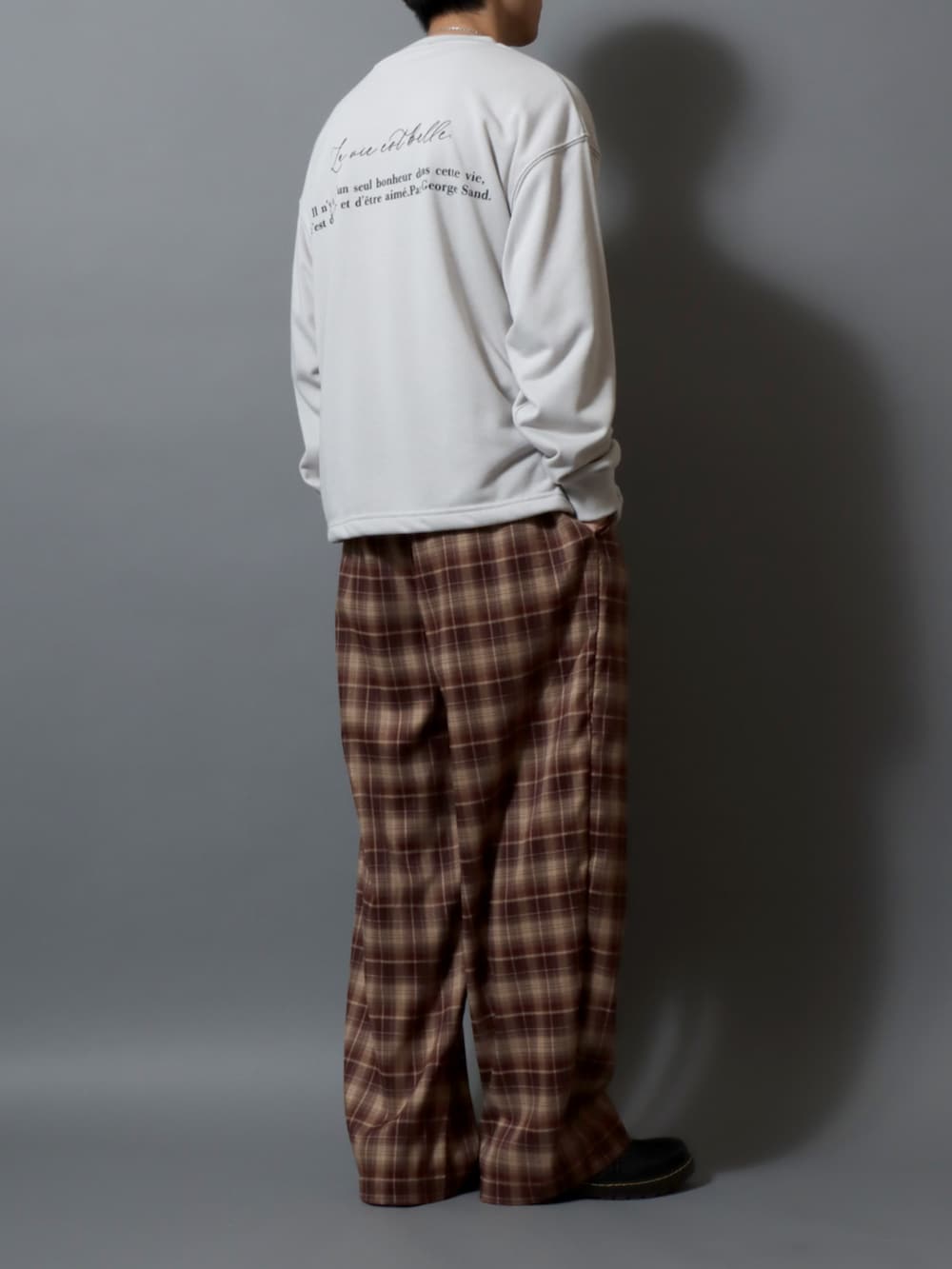 ブラック系のドレスシューズ、その他のスラックス、グレー系のスウェットを着用したメンズの冬コーディネートの3枚目の写真