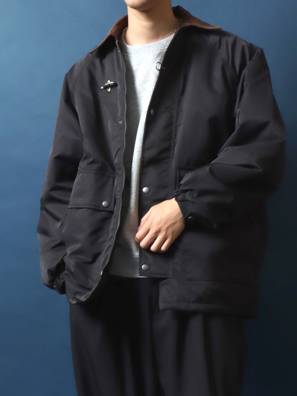 ブラック系のドレスシューズ、ブラック系のスラックス、ホワイト系のスウェットを着用したメンズの秋コーディネートの4枚目の写真