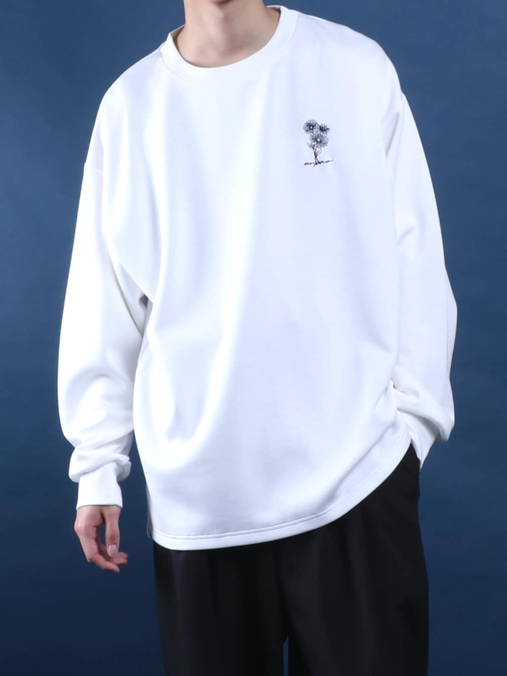 ブラック系のドレスシューズ、ブラック系のスラックス、ホワイト系のTシャツ/カットソーを着用したメンズの春コーディネートの2枚目の写真