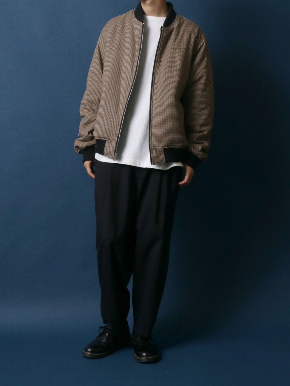 「秋冬コーデ、きれいめカジュアル、オーバーサイズ、MA-1、モノトーンコーデ、タートルネック、ワイドパンツ、ZOZOTOWN、ANPAS、リバーシブル」|「ANPASのANPAS Reversible Batting MA-1/ANPAS リバーシブル MA-1 ボマージャケット(MA-1、ブラック系)」を使った、Rinanさん(メンズ・178cm)の秋コーディネートの2枚目の写真