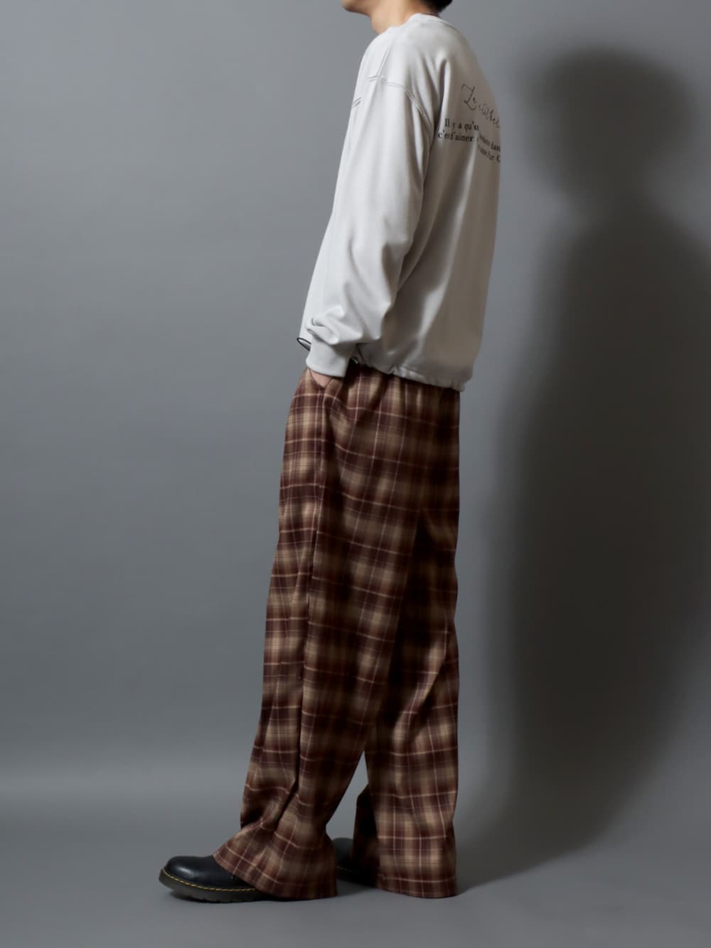 ブラック系のドレスシューズ、その他のスラックス、グレー系のスウェットを着用したメンズの冬コーディネートの2枚目の写真