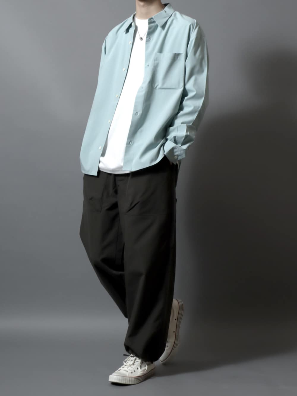 グリーン系のその他パンツ、グリーン系のシャツ/ブラウスを着用したメンズの春コーディネートの2枚目の写真