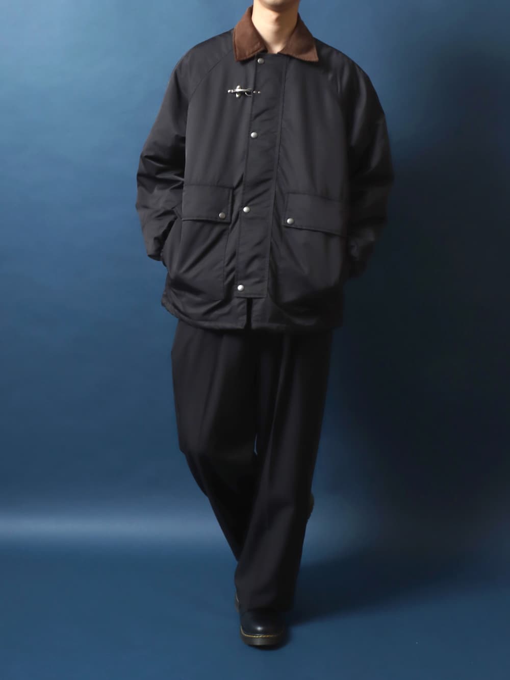 ブラック系のドレスシューズ、ブラック系のスラックス、ホワイト系のスウェットを着用したメンズの秋コーディネートの3枚目の写真