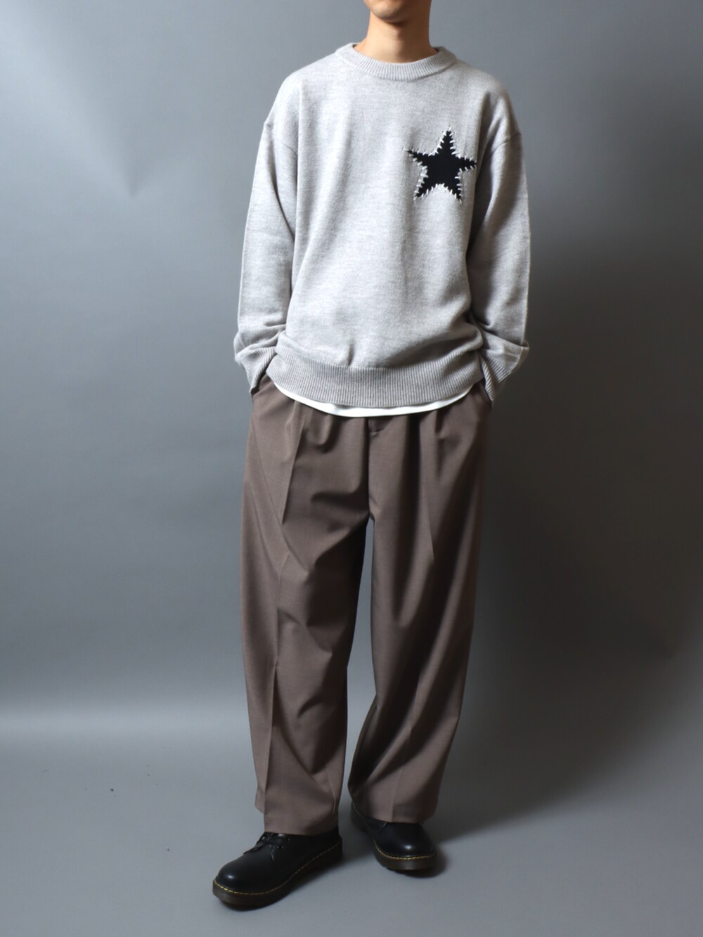 ブラック系のドレスシューズ、ブラウン系のスラックス、ホワイト系のTシャツ/カットソーを着用したメンズの秋コーディネートの2枚目の写真