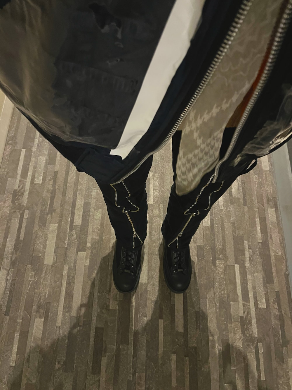 「TAKAHIROMIYASHITA The SoloIst.、MA-1、スカーフ、Danner、ブーツ、ニット、白ニット」｜「TAKAHIROMIYASHITATheSoloIst.のbondage jean.（デニムパンツ、ブラック系）」を使った、かとそさん（メンズ・183cm）の冬コーディネートの2枚目の写真