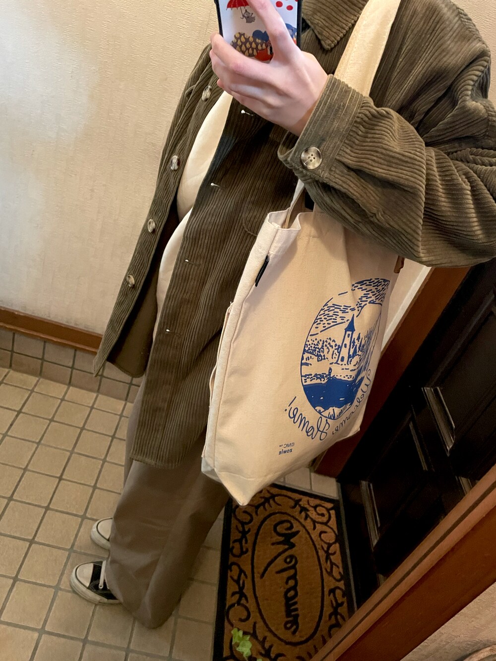 グリーン系のジャケット/アウター、ベージュ系のパンツ、グレー系のTシャツ/カットソーを着用したレディースの秋コーディネートの2枚目の写真