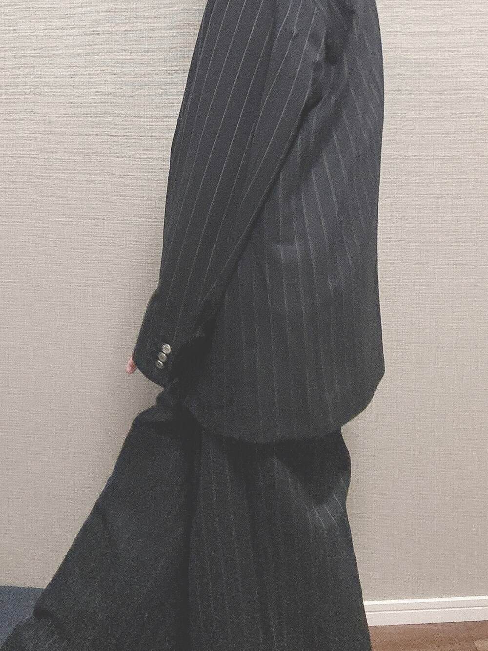 「いいね、save、フォローお願いします🤑、大人カジュアル、秋冬コーデ、お洒落さんとつながりたい、今日のコーデ、GU、GUコーデ、beautiful people、ビューティフルピープル、カバーオール、セットアップ、セットアップスタイル、モード、ファッションを楽しもう、モード系」｜「beautiful peopleのアイテム（カバーオール、パープル系）」を使った、ARASHIさん（メンズ・179cm）の秋コーディネートの3枚目の写真