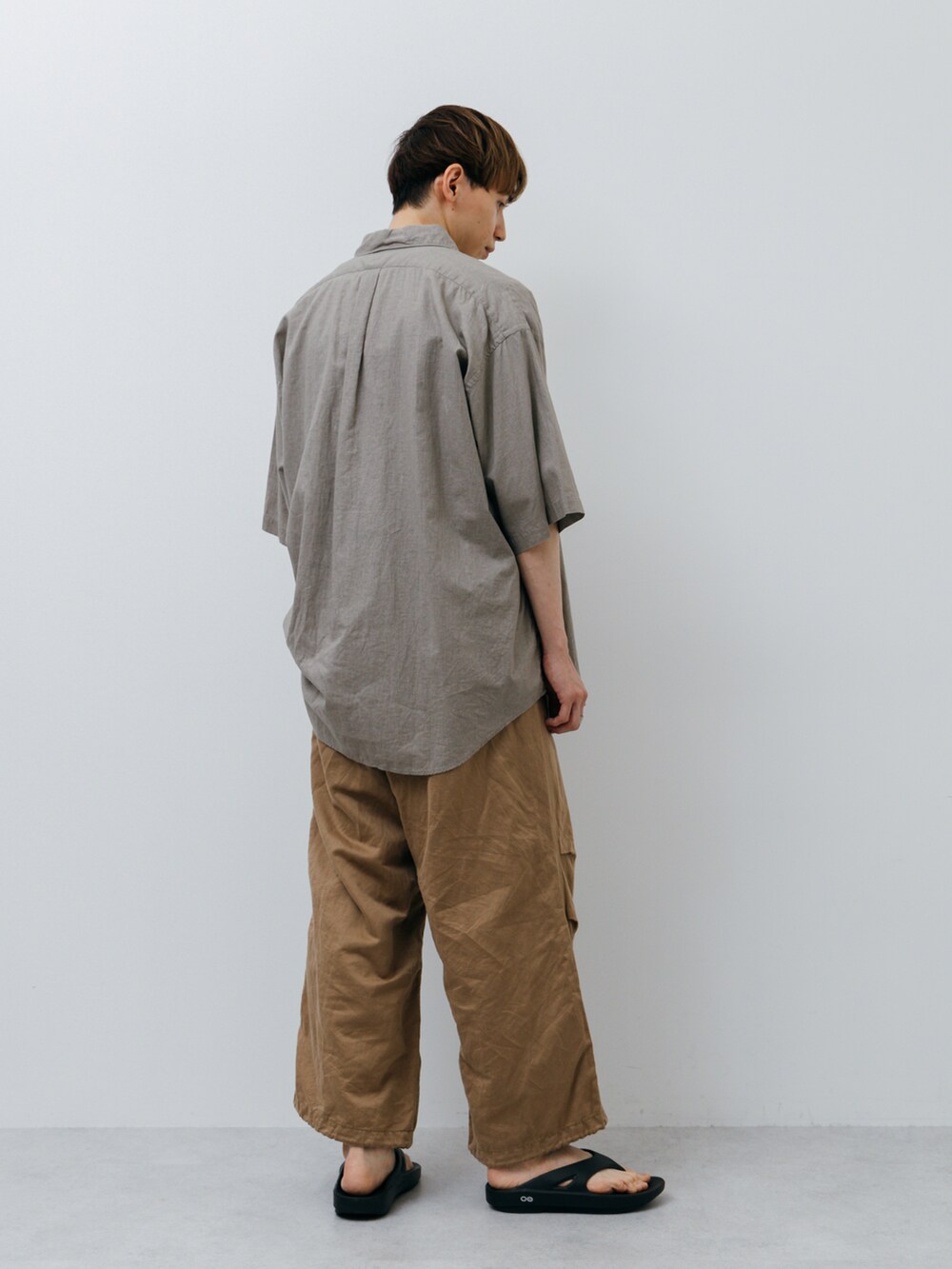 グレー系のシャツ/ブラウスを着用したメンズの夏コーディネートの2枚目の写真