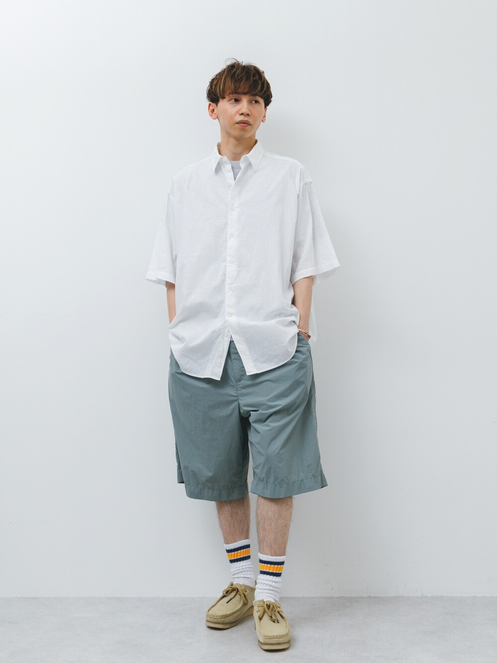 ホワイト系のシャツ/ブラウスを着用したメンズの夏コーディネートの2枚目の写真