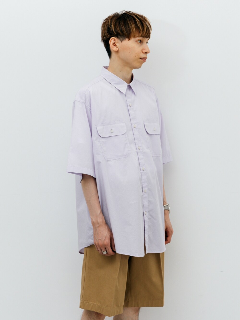 ピンク系のシャツ/ブラウス、ベージュ系のその他パンツを着用したメンズの夏コーディネートの3枚目の写真