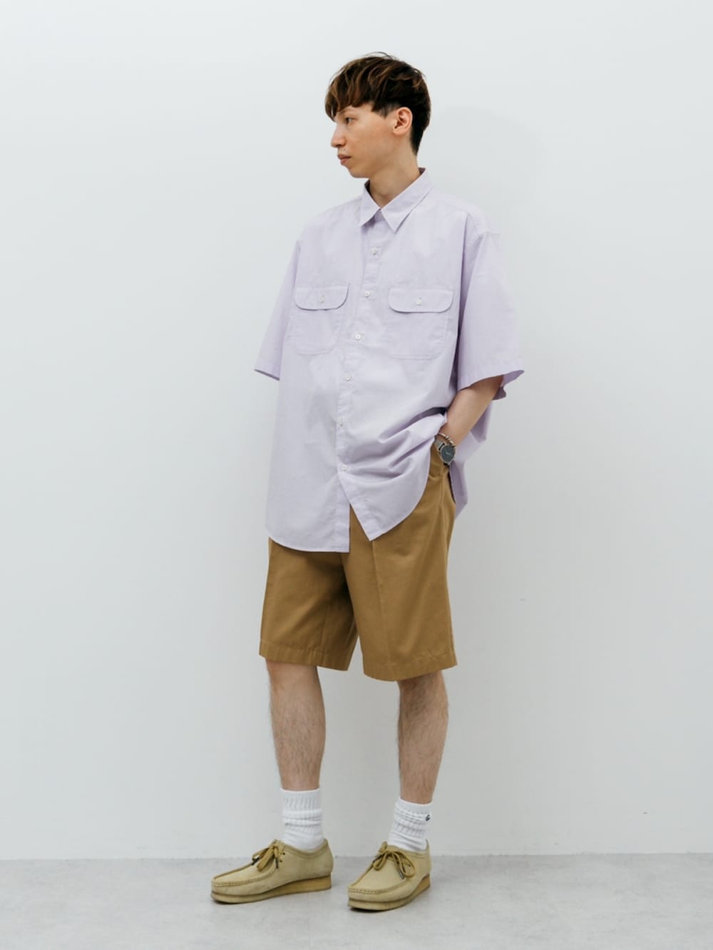 ピンク系のシャツ/ブラウス、ベージュ系のその他パンツを着用したメンズの夏コーディネートの2枚目の写真