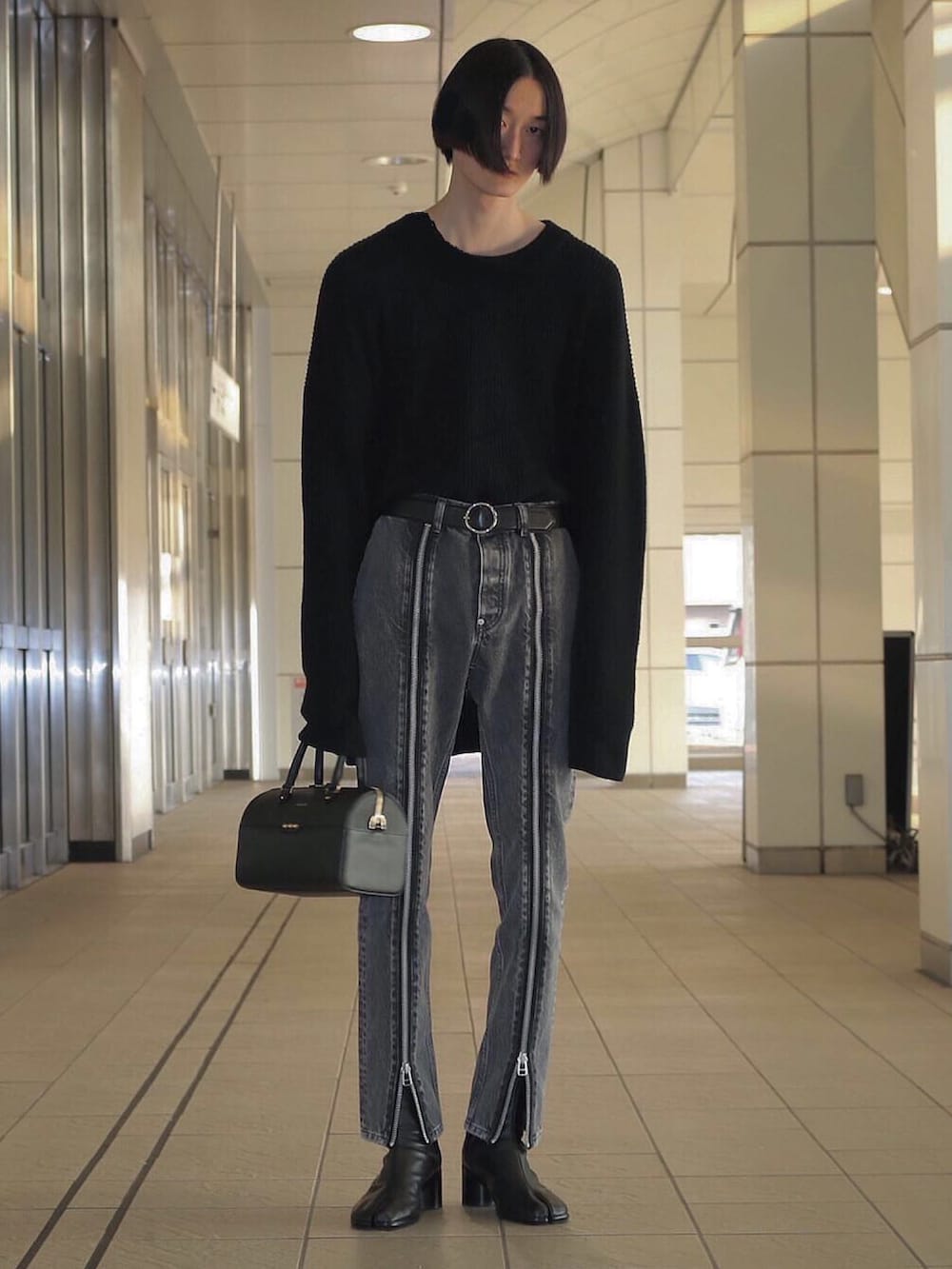 「春コーデ、オールブラック、ジェンダーレス、apocrypha、JOHN LAWRENCE SULLIVAN、Maison Margiela、driesvannoten、cullni」｜「APOCRYPHA.のアイテム（ニット/セーター、ブラック系）」を使った、Kentaさん（メンズ・184cm）の冬コーディネートの2枚目の写真