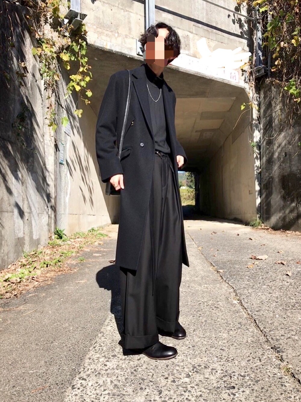 ブラック系のトップス、ブラック系のチェスターコート、ブラック系のその他パンツを着用したメンズの秋コーディネートの2枚目の写真