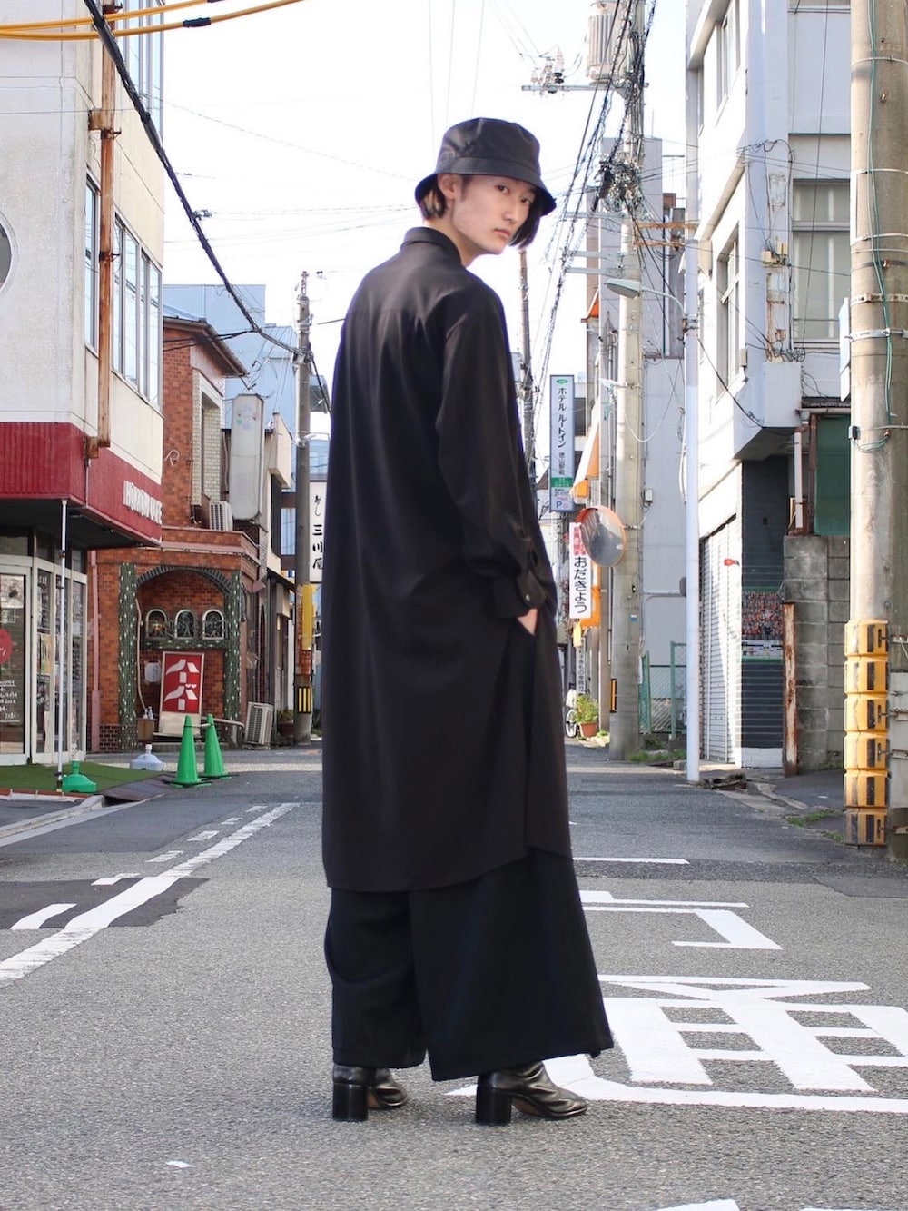 ブラック系のシャツ/ブラウス、ブラック系のパンツ、ブラック系のブーツを着用したメンズの春コーディネートの3枚目の写真