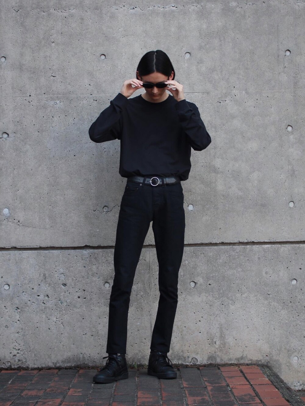 ブラック系のTシャツ/カットソー、ブラック系のデニムパンツ、ブラック系のスニーカーを着用したメンズの春コーディネートの4枚目の写真