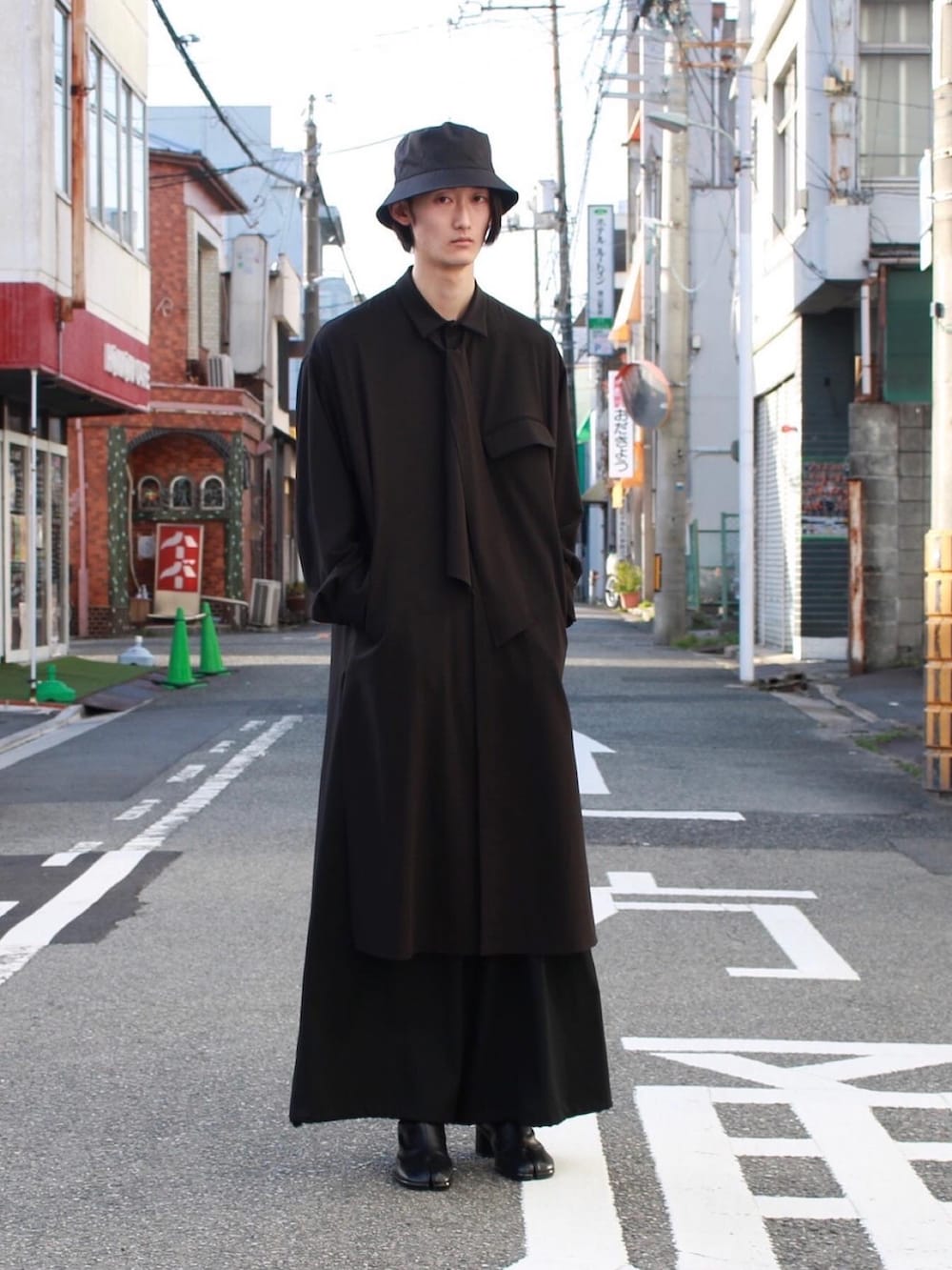 ブラック系のシャツ/ブラウス、ブラック系のパンツ、ブラック系のブーツを着用したメンズの春コーディネートの2枚目の写真