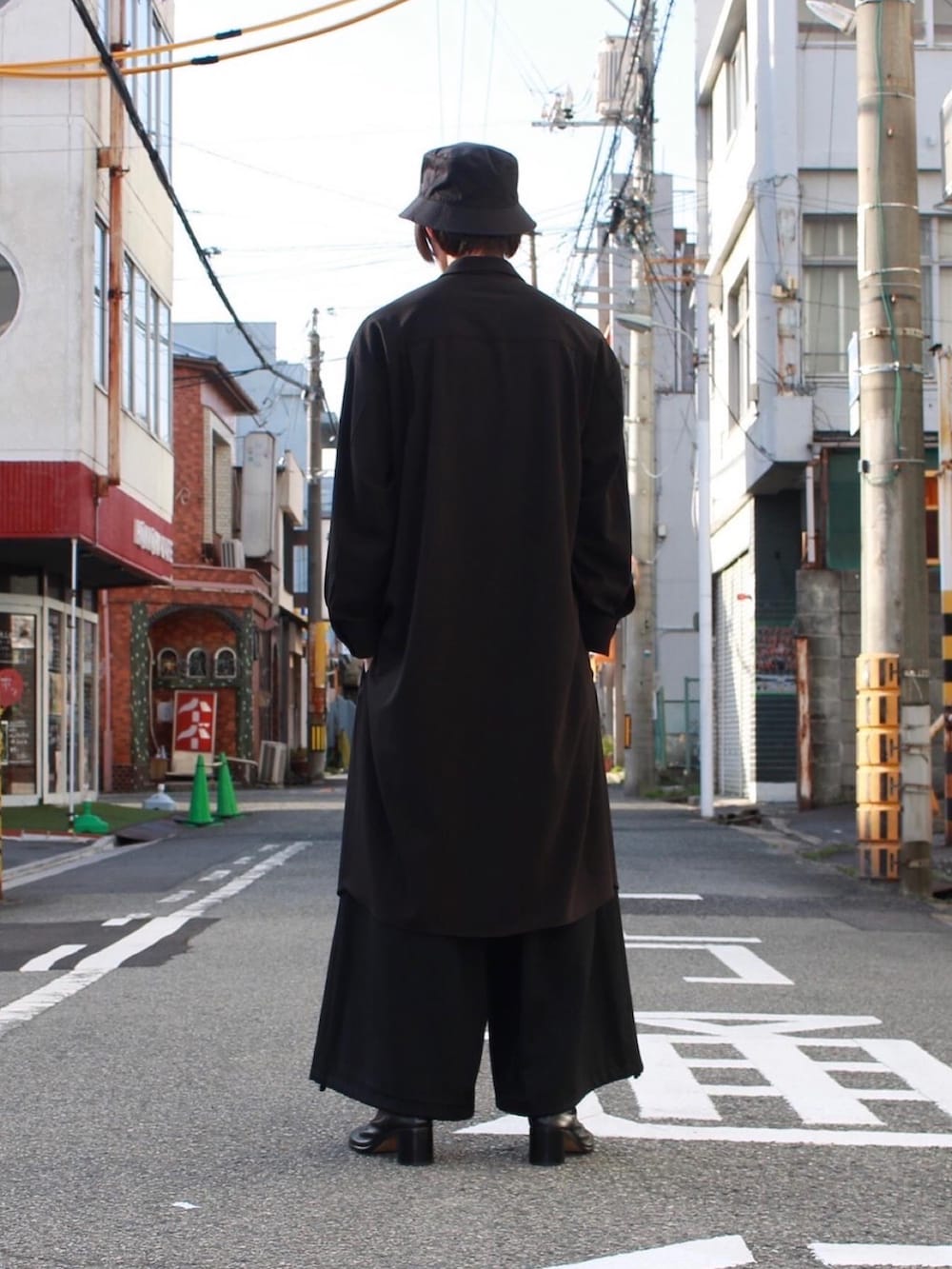 ブラック系のシャツ/ブラウス、ブラック系のパンツ、ブラック系のブーツを着用したメンズの春コーディネートの4枚目の写真