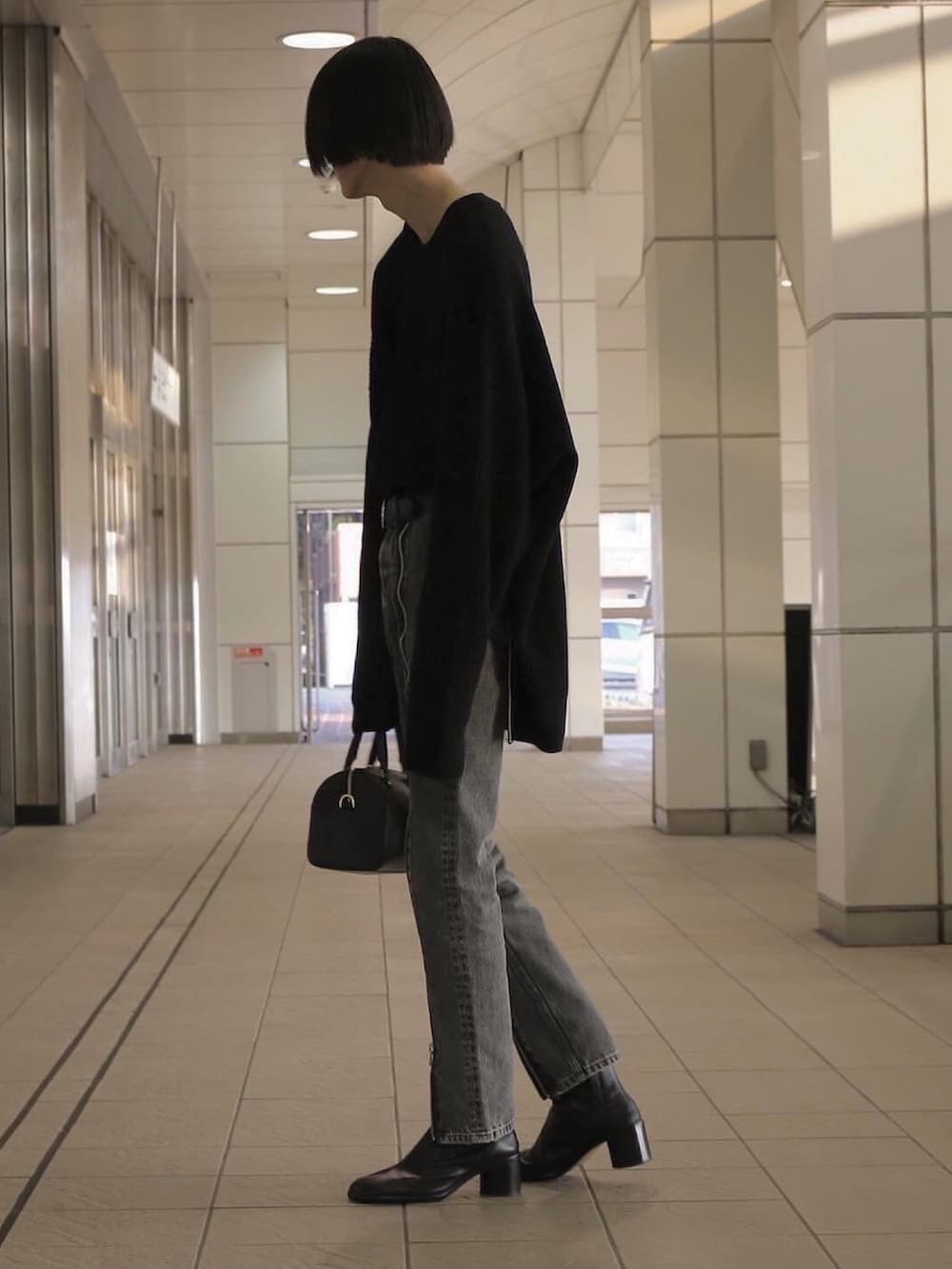 「春コーデ、オールブラック、ジェンダーレス、apocrypha、JOHN LAWRENCE SULLIVAN、Maison Margiela、driesvannoten、cullni」｜「APOCRYPHA.のアイテム（ニット/セーター、ブラック系）」を使った、Kentaさん（メンズ・184cm）の冬コーディネートの3枚目の写真