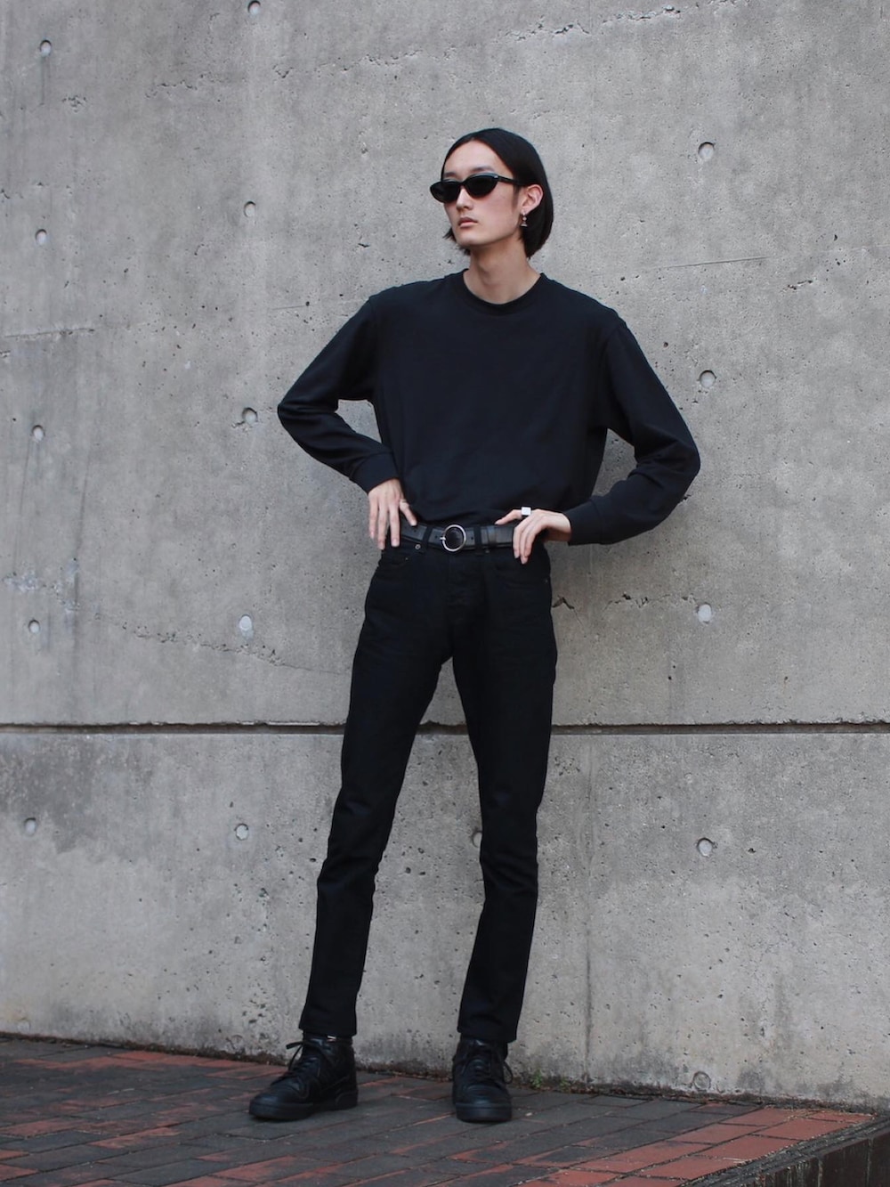 ブラック系のTシャツ/カットソー、ブラック系のデニムパンツ、ブラック系のスニーカーを着用したメンズの春コーディネートの3枚目の写真